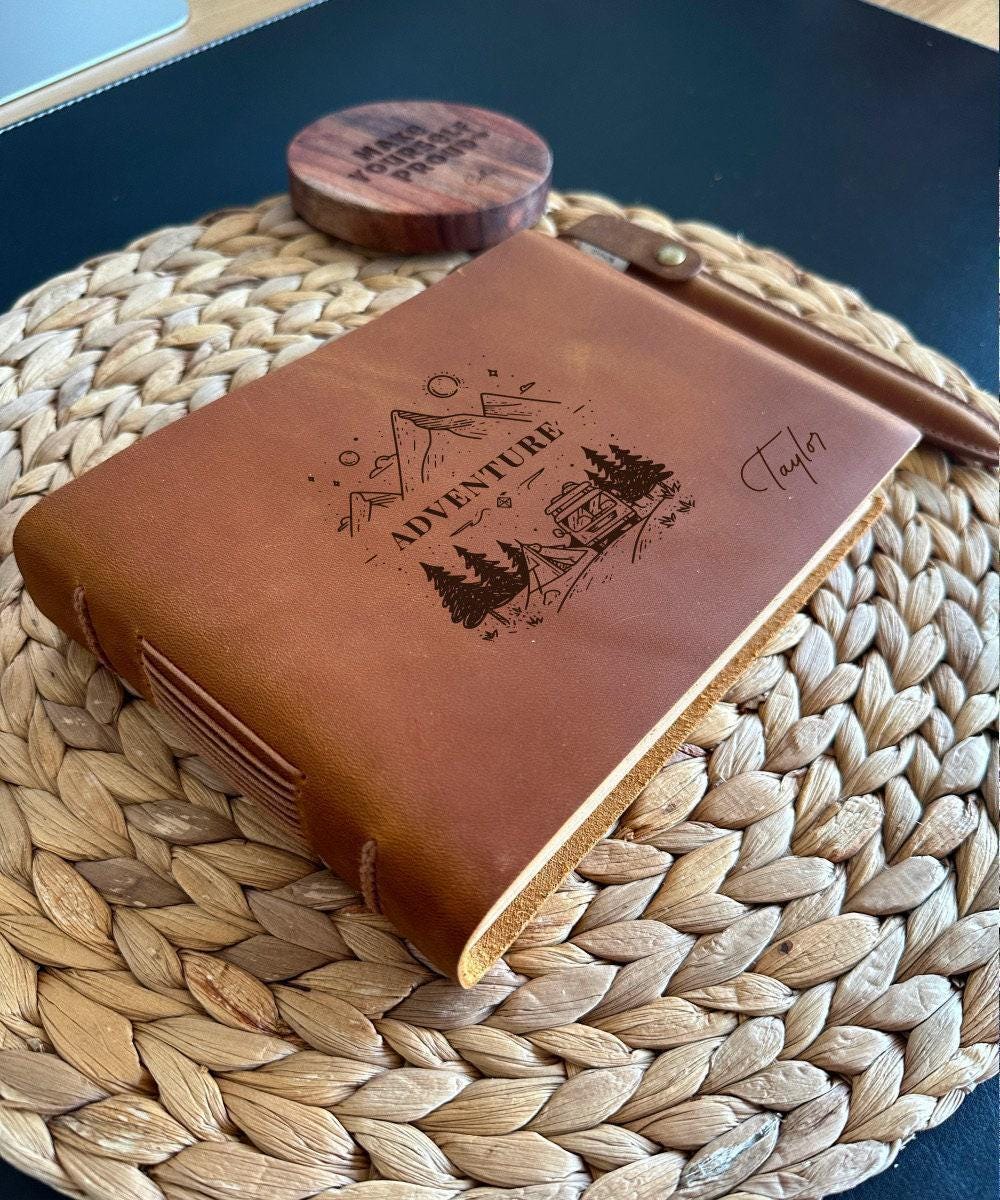 Custom Crazy Horse leather travel notebook, a personalized birthday gift for adventurers. Ideal for documenting trips and creating a lasting memory book